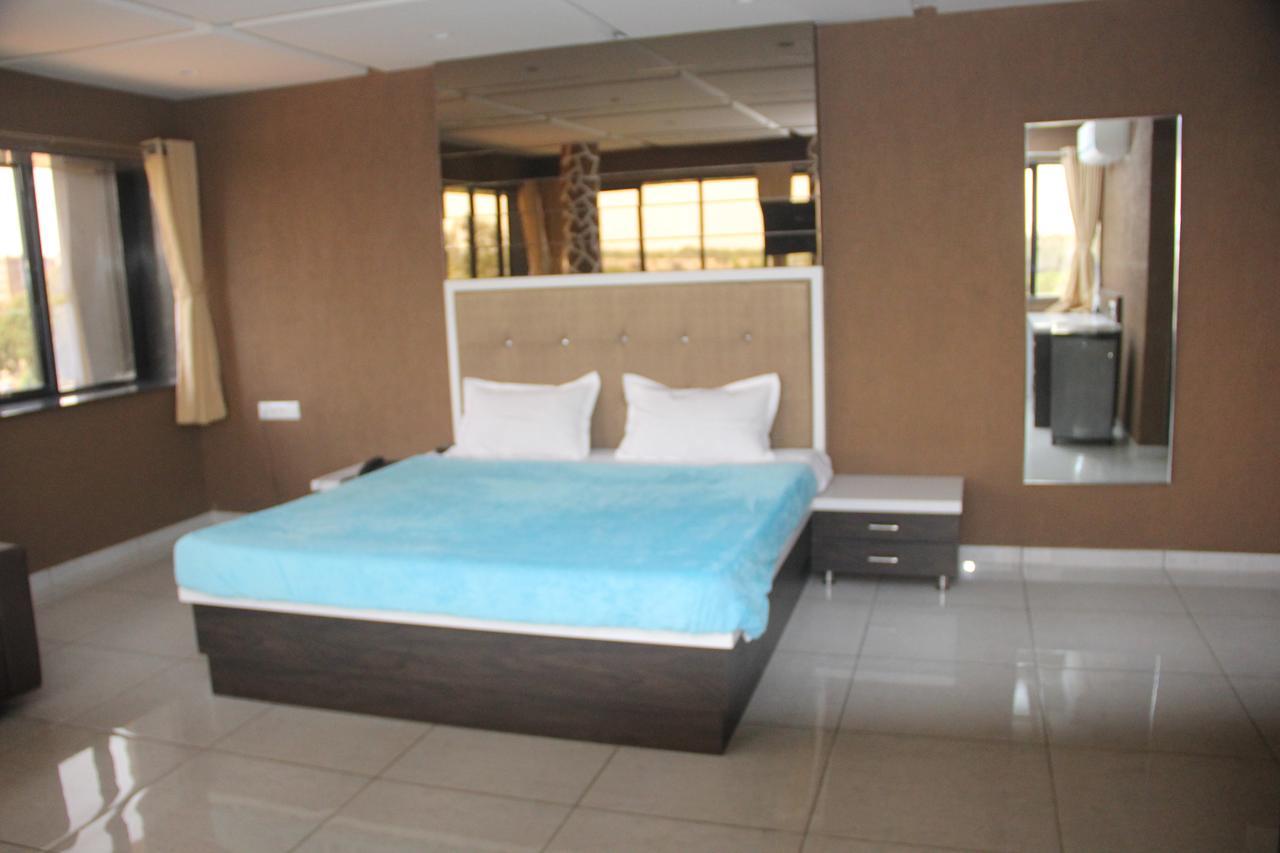 Dev Motel And Banquet Nadiād Exteriér fotografie