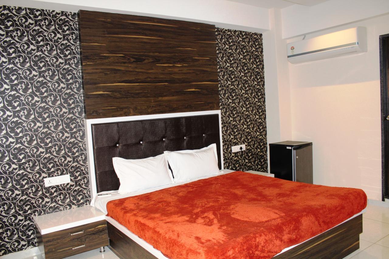 Dev Motel And Banquet Nadiād Exteriér fotografie