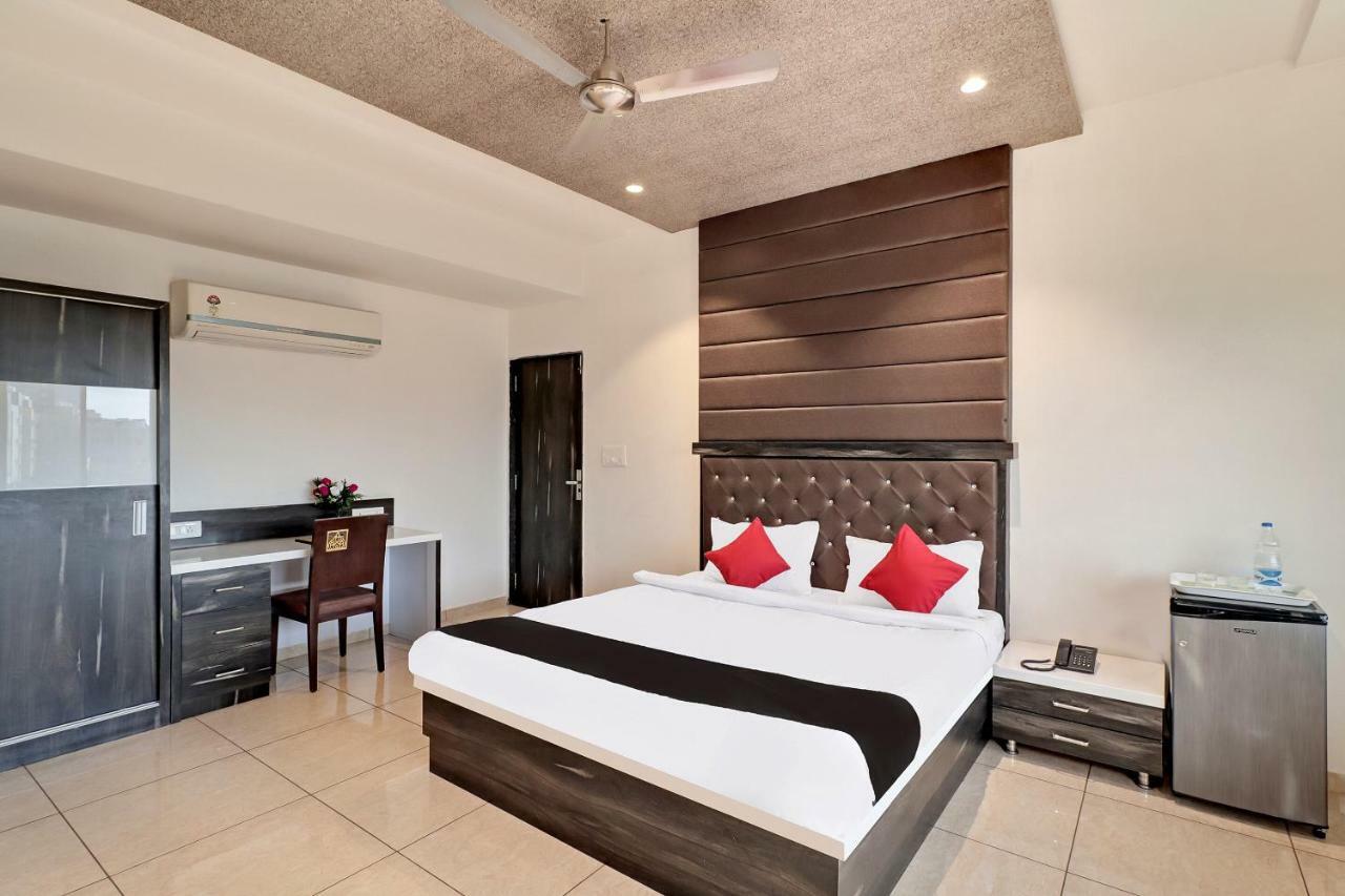 Dev Motel And Banquet Nadiād Exteriér fotografie